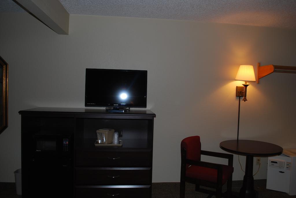 Clinton Inn & Suites Port Clinton Habitación foto